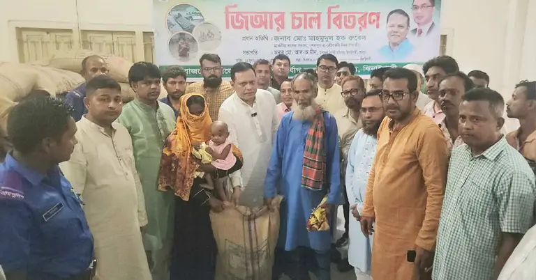 বন্যায় ক্ষতিগ্রস্ত ৮০০ পরিবারের মাঝে চাল বিতরণ করা হয়েছে